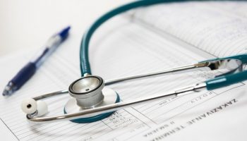 medicinski-slushalki-lekar