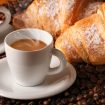 caffè caldo con croissants freschi