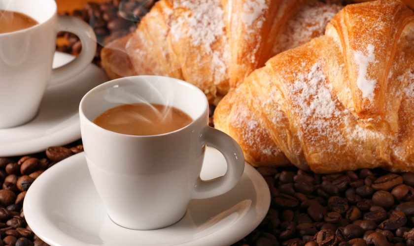 caffè caldo con croissants freschi